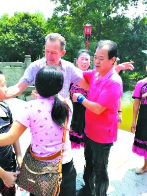 老人救落水小孩被困水中 老外幫忙托舉
