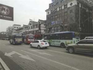 公交倒車碾死女童 站臺沒劃定專門停車區域存在安全隱患