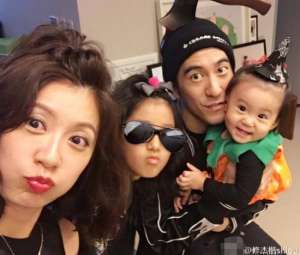 賈靜雯透露三女兒是15日出生 打算封肚不會(huì)再生