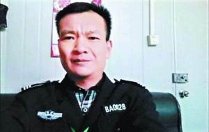 保安救懸空男孩不幸去世 英雄“回家” 全村人迎接