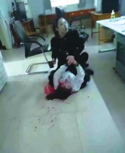 醫(yī)鬧入刑第一天 河南女醫(yī)生在醫(yī)院被砍七刀