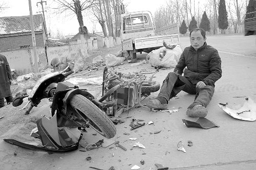 電動車爆炸，一地碎片，車主褲子被炸爛，腿被炸傷。