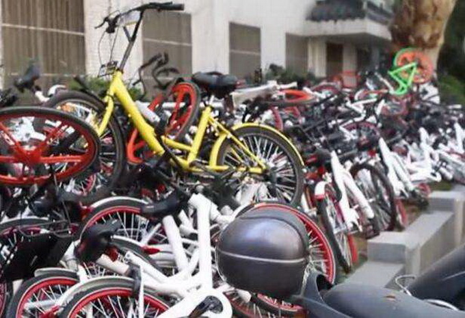 醫院門口單車成山 說好的溝通呢？是誰把它們堆在一起的