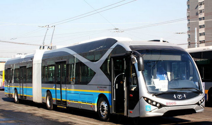 北京快速公交2線電車亮相 首批5輛電車正式上路運營