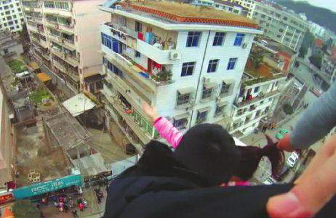 女子跳樓被丈夫瞬間抓住頭發 你知道頭發受力有多大嗎?