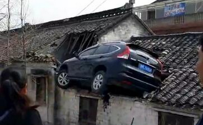 轎車(chē)飛上三米高屋頂 老司機(jī)6到飛上天引網(wǎng)友圍觀(guān)