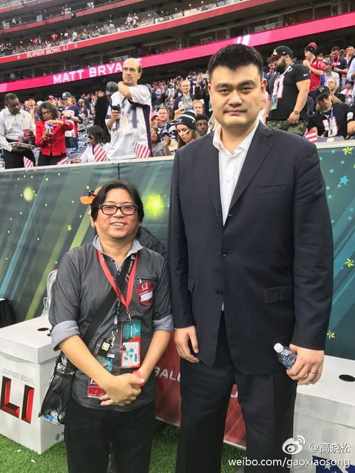 高曉松合影姚明 網友調侃：曉松糕跳起來打了大姚肚子一下