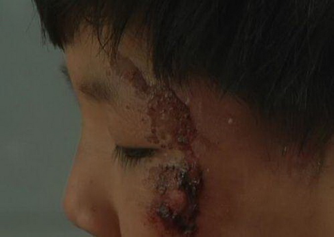 女子虐打男童被拘 網友憤怒：對一個孩子如此殘忍要嚴懲這種行為