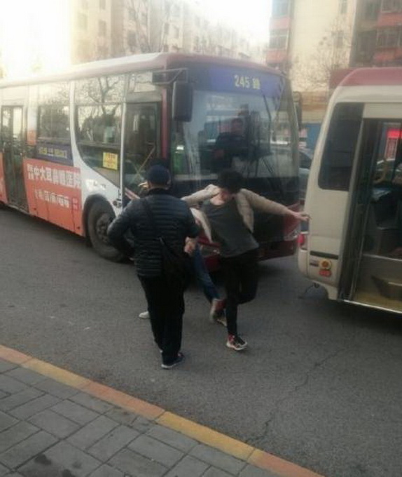 少年指認(rèn)小偷遭毆 道高一尺魔高一丈莫讓歪風(fēng)壓倒正氣