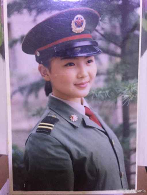 劉濤曬青澀軍裝照 文藝兵除了軍事訓練學習舞臺表演還要做這些事情