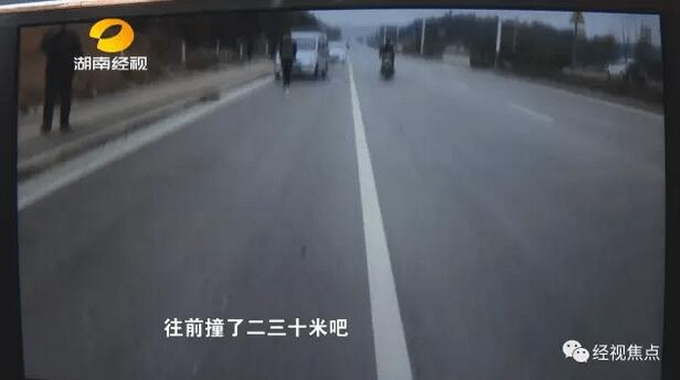 女環衛工被撞飛20米身亡 肇事司機內疚當街下跪