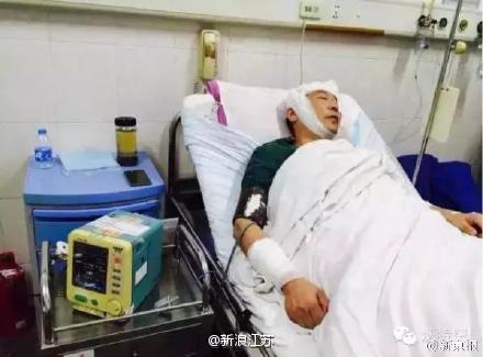 江蘇一男子酒后無故毆打醫護人員 稱“我就要打你”