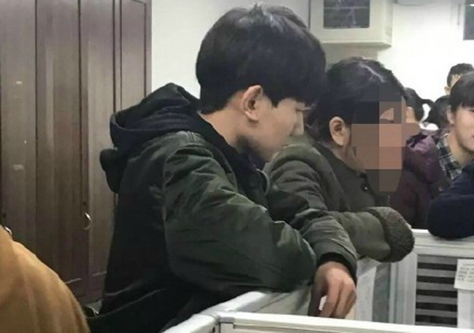 王源回校遭圍觀 網(wǎng)友-為何現(xiàn)在連男孩子都那么不矜持？