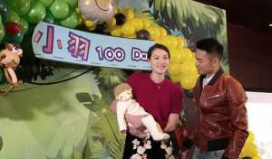 林丹兒子百日宴 與謝杏芳父母一起上臺場面十分融洽