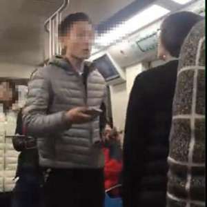 男子地鐵辱罵兩女 網(wǎng)友：有些人為什么非要人掃二維碼呢？
