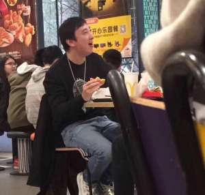王思聰現(xiàn)身快餐店吃漢堡 仰頭大笑精神好(圖)