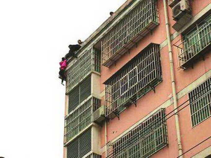 女子跳樓被丈夫瞬間抓住頭發 你知道頭發受力有多大嗎?