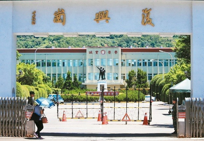 韓國(guó)軍旅劇爆紅 臺(tái)灣軍校走起哈韓風(fēng)：?jiǎn)柡蚩谔?hào)改喊“親愛”