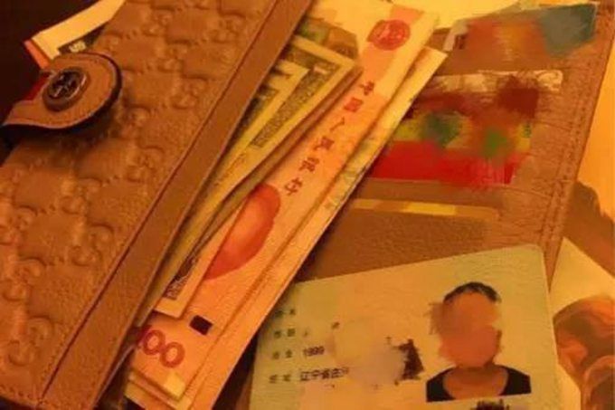 撿包歸還被要車費 網(wǎng)友：失主1999年出生在南京工作，缺乏社會經(jīng)驗？