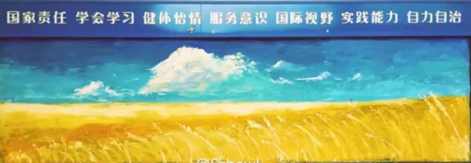 女生手繪最美黑板報 水粉畫中加入了熒光涂料黑夜里呈現驚艷之感