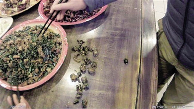 1份雞吃出10個(gè)雞爪 食客發(fā)現(xiàn)自己先前點(diǎn)的那只雞竟還活著