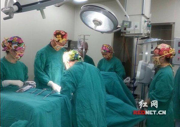 湖南一醫院醫生帶花帽子做手術緩解緊張氣氛