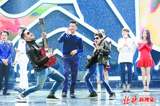 王源回校遭圍觀 網(wǎng)友-為何現(xiàn)在連男孩子都那么不矜持？