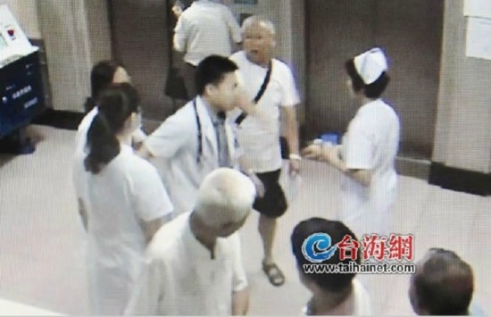 患冠心病老人兩次開藥遭拒連扇醫(yī)生兩記耳光(圖)