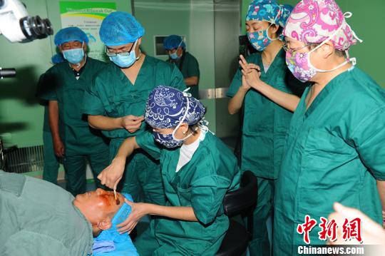 西藏藏醫院成功實施眼部玻璃體切除手術