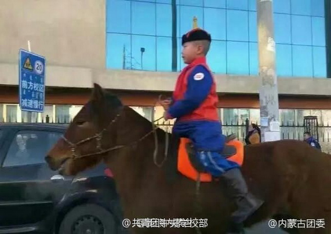 內蒙古小學生騎馬上學 同鄉小伙伴表示：這么多年都白解釋了！