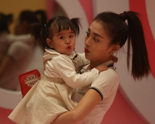 《媽媽是超人2》包貝爾女兒成表情包大戶 害媽媽大哭？