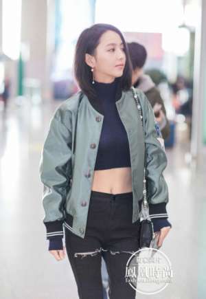 佟麗婭穿露臍裝現身 網友：辣媽性感起來太撩人