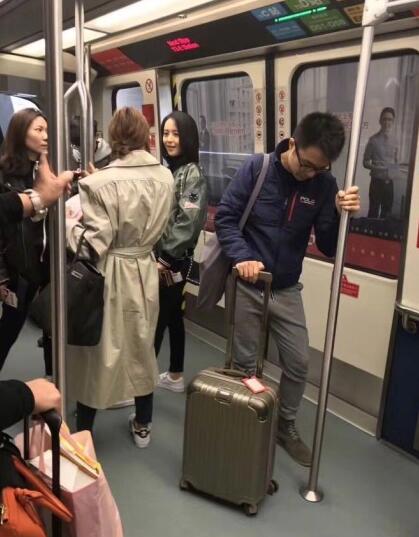 佟麗婭穿露臍裝現身 網友：辣媽性感起來太撩人
