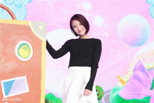 《天天向上》“蕾拉小姐”許婧黑白配簡約干練御姐范兒