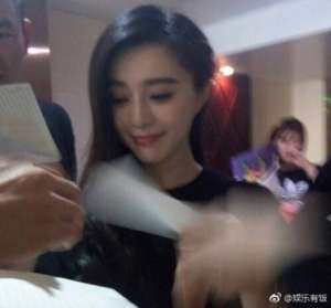 路人抓拍還原明星真實(shí)顏值 范冰冰高圓圓誰更美？