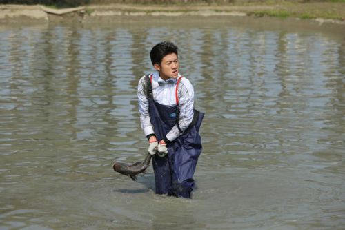 《高能少年團》體驗鄉村生活 張一山脫衣捕魚