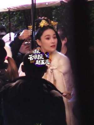 張馨予拍戲額頭冒痘忙補妝 親上手猛撲粉(圖)