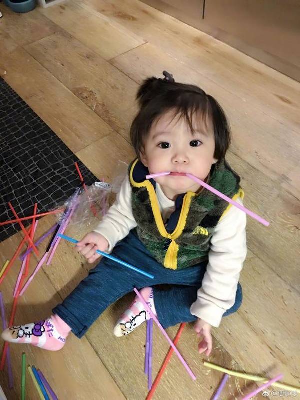 秒變小土孩！賈靜雯家超萌的咘咘沒(méi)了濾鏡也是路人甲