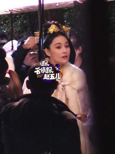 張馨予拍戲額頭冒痘忙補妝 親上手猛撲粉(圖)
