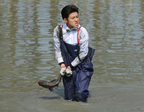 高能少年團首期抓魚劇照：張一山畫風清奇 王俊凱喂食蘇炸