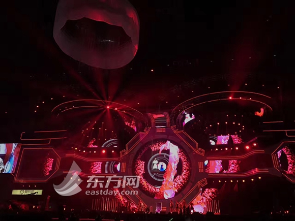 周筆暢演出遭遇意外 被吊在半空15分鐘(圖)