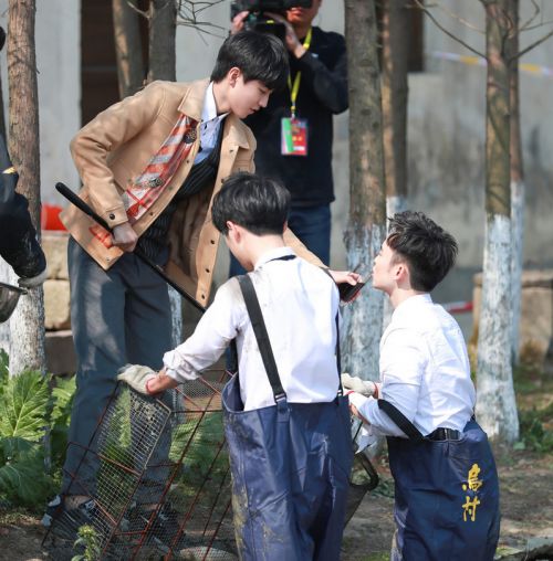 高能少年團首期抓魚劇照：張一山畫風清奇 王俊凱喂食蘇炸