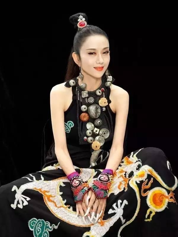 楊麗萍瀟灑談感情還回應(yīng)了凍齡：“說我不老很可笑”