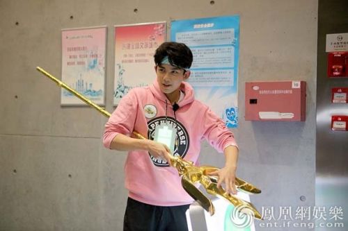 《二十四小時》全員臥底 大張偉為捉吳磊跑掉褲衩