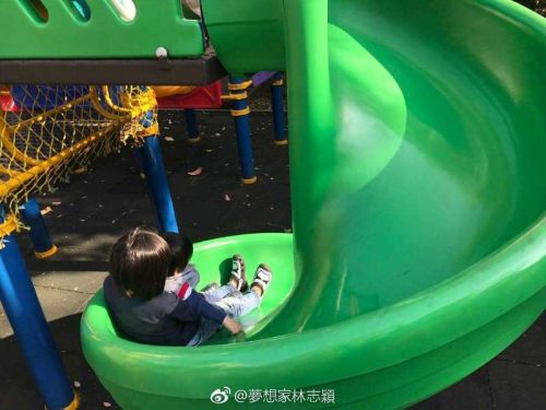 國家欠我一個黑米哥哥 暖心抱弟溜滑梯