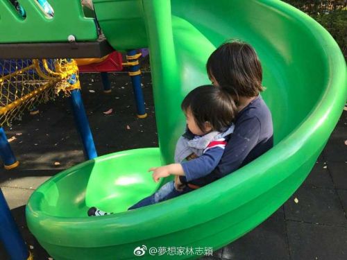 國家欠我一個黑米哥哥 暖心抱弟溜滑梯