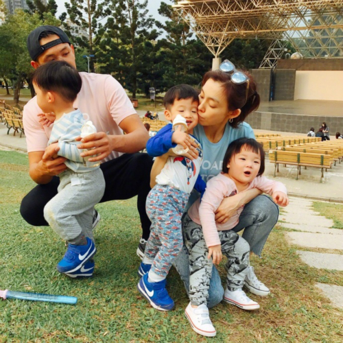 范瑋琪黑人帶娃逛公園 配文:在幸福的路上