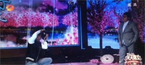 攝影師天天向上現(xiàn)場(chǎng)演示把韓紅拍瘦30斤 他是這樣做到的