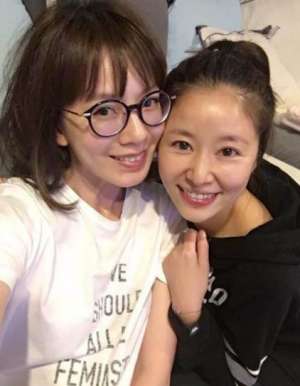 林心如與閨蜜聚會 素顏出鏡還是那么美(圖)
