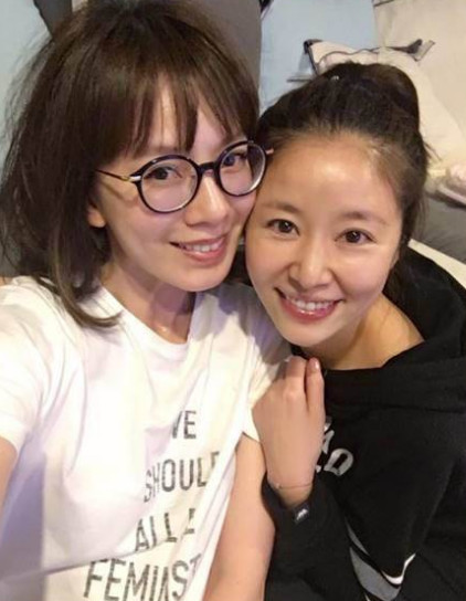 林心如與閨蜜聚會 素顏出鏡還是那么美(圖)